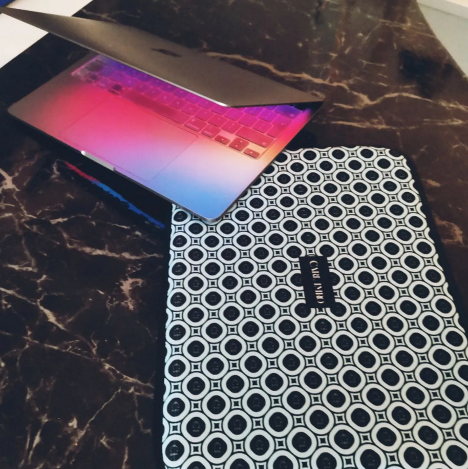 Cary around your laptop in a classic and elegant way...